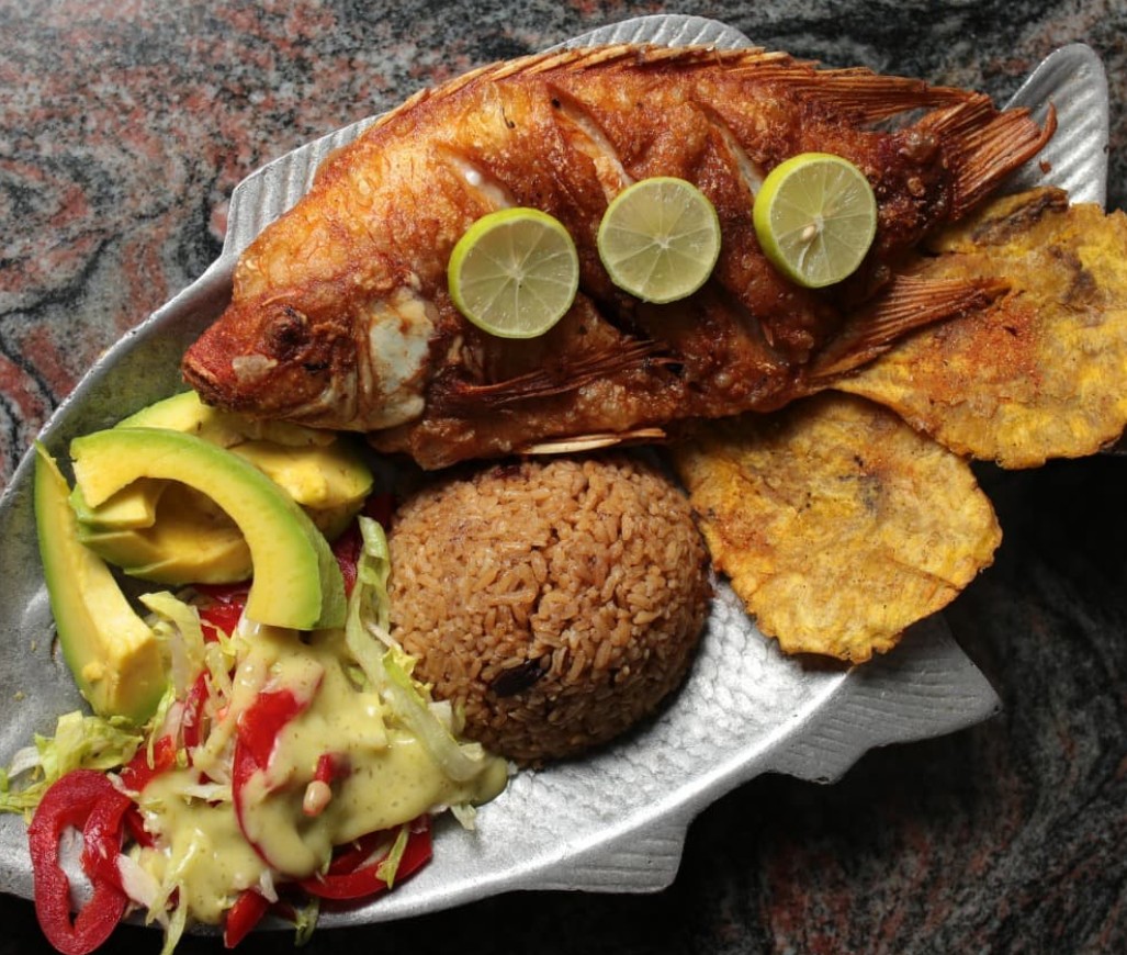 Pescado Frito con Arroz de Coco