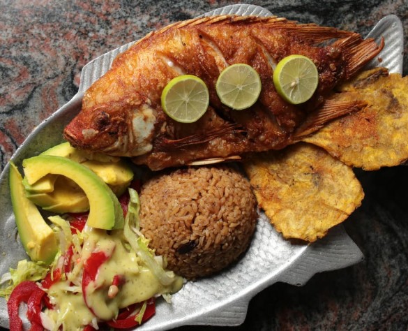 Pescado Frito con Patacones